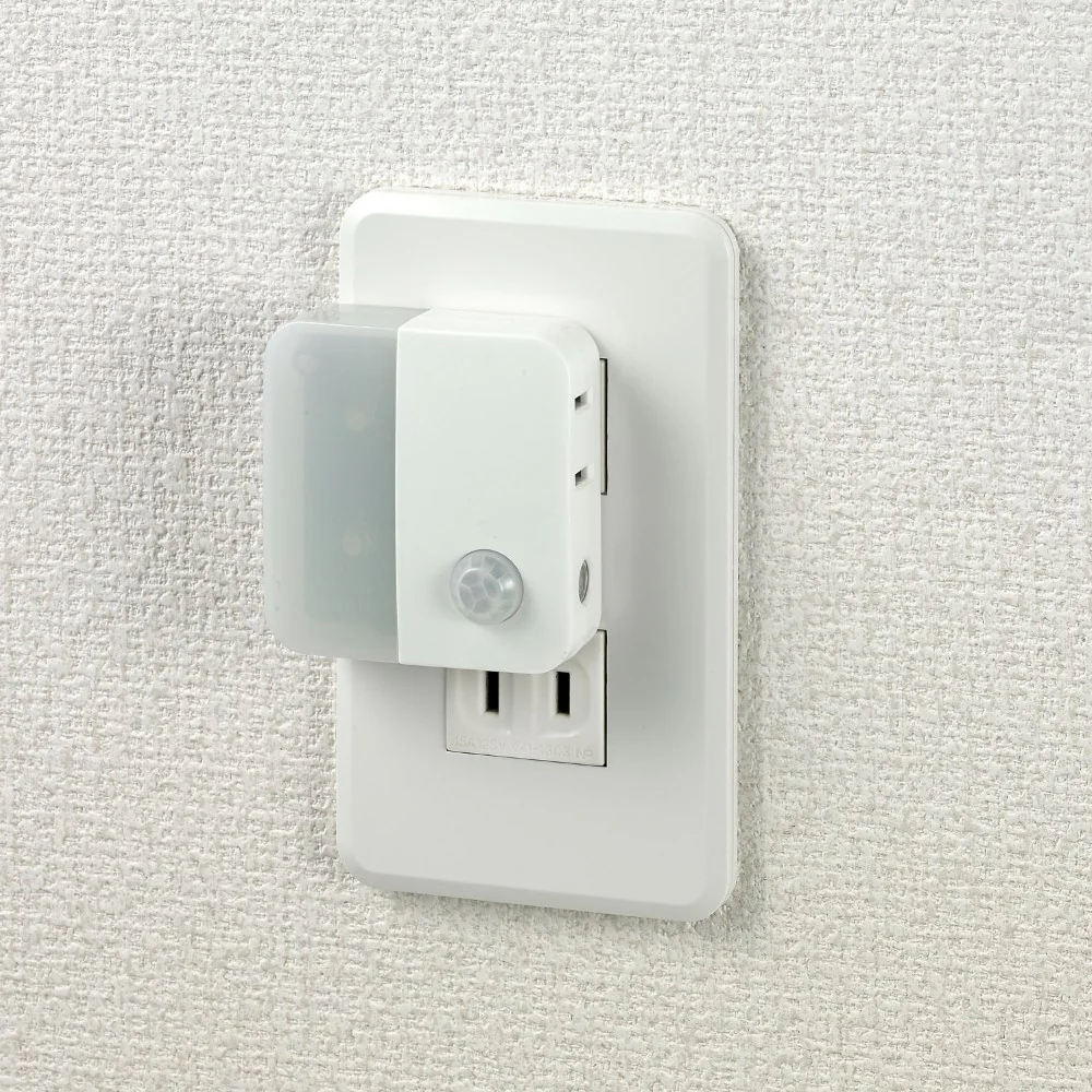 ELPA LEDナイトライト コンセント式 明暗&人感センサー AC差込口付 白色光 PM-LC301(W) 1個 - Image 2