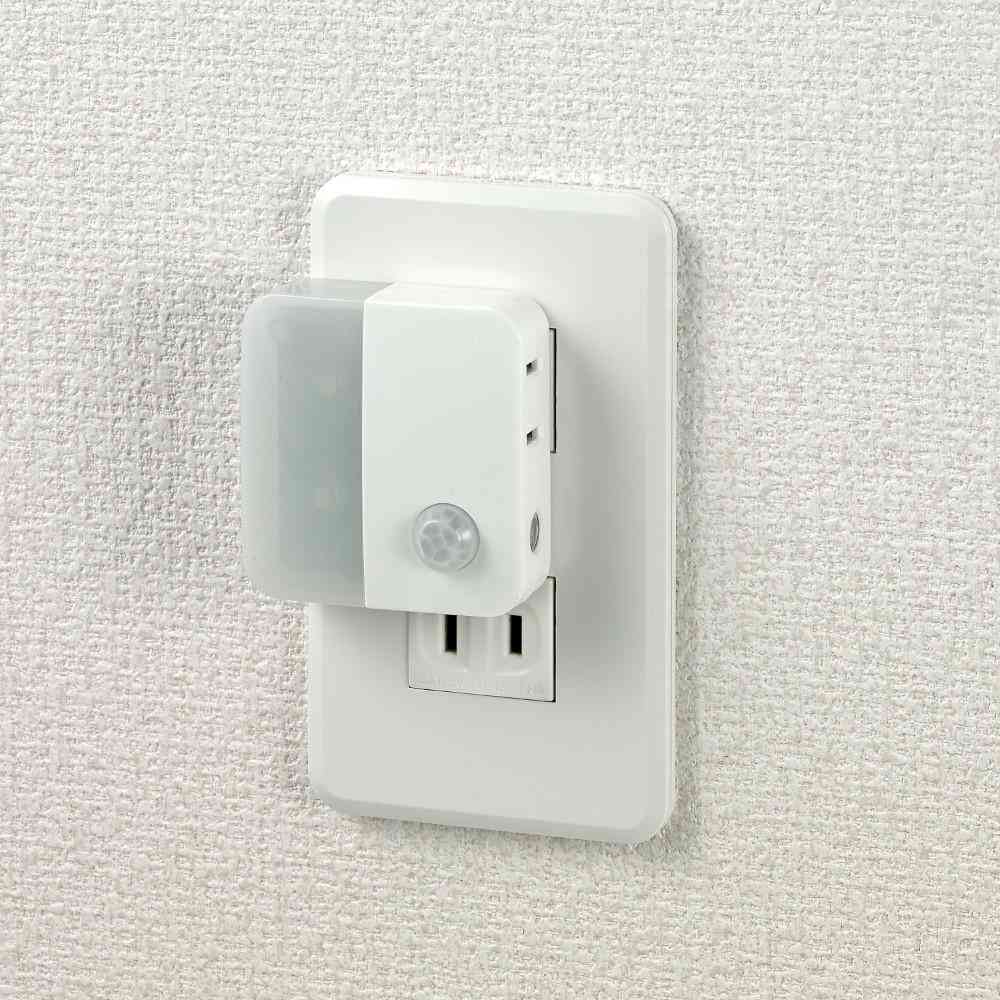 ELPA LEDナイトライト コンセント式 明暗&人感センサー AC差込口付 白色光 PM-LC301(W) 1個 - Image 4