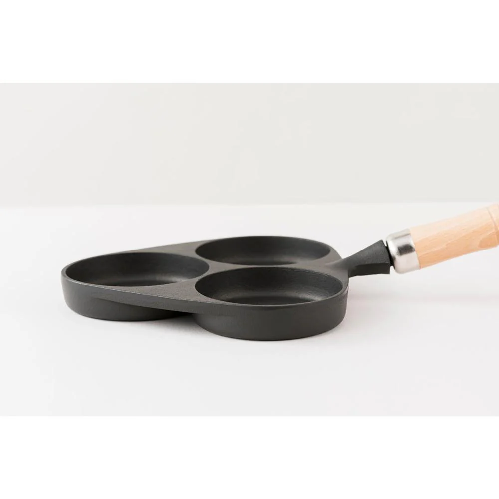 南部鉄器 目玉焼き3ヶ焼き(木柄付) 24018 【直送品】 返品・キャンセル・他商品と同時購入は不可 - Image 2