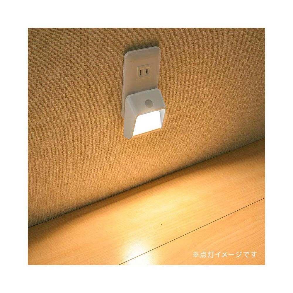 オーム電機 LEDナイトライト 明暗センサー 壁面照射タイプ - Image 2