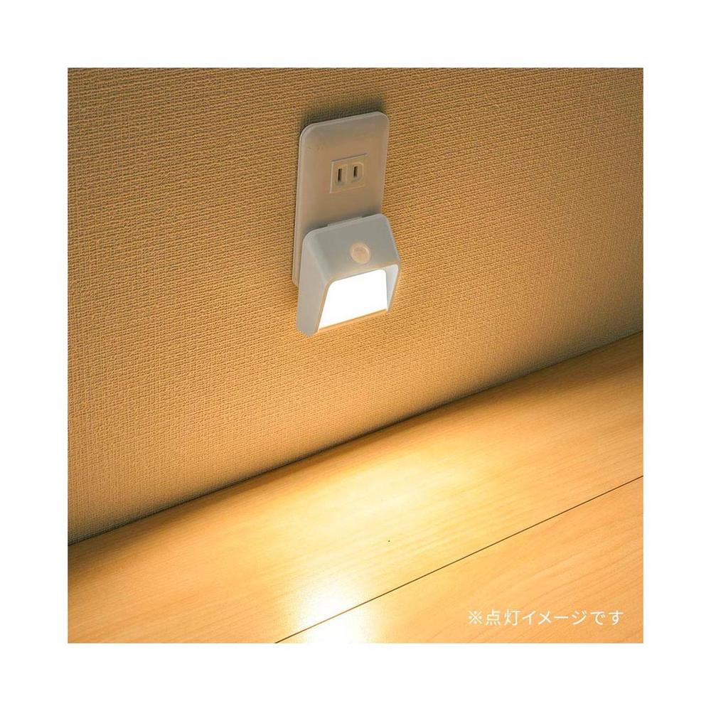 オーム電機 LEDナイトライト 明暗人感センサー 壁面照射 - Image 2